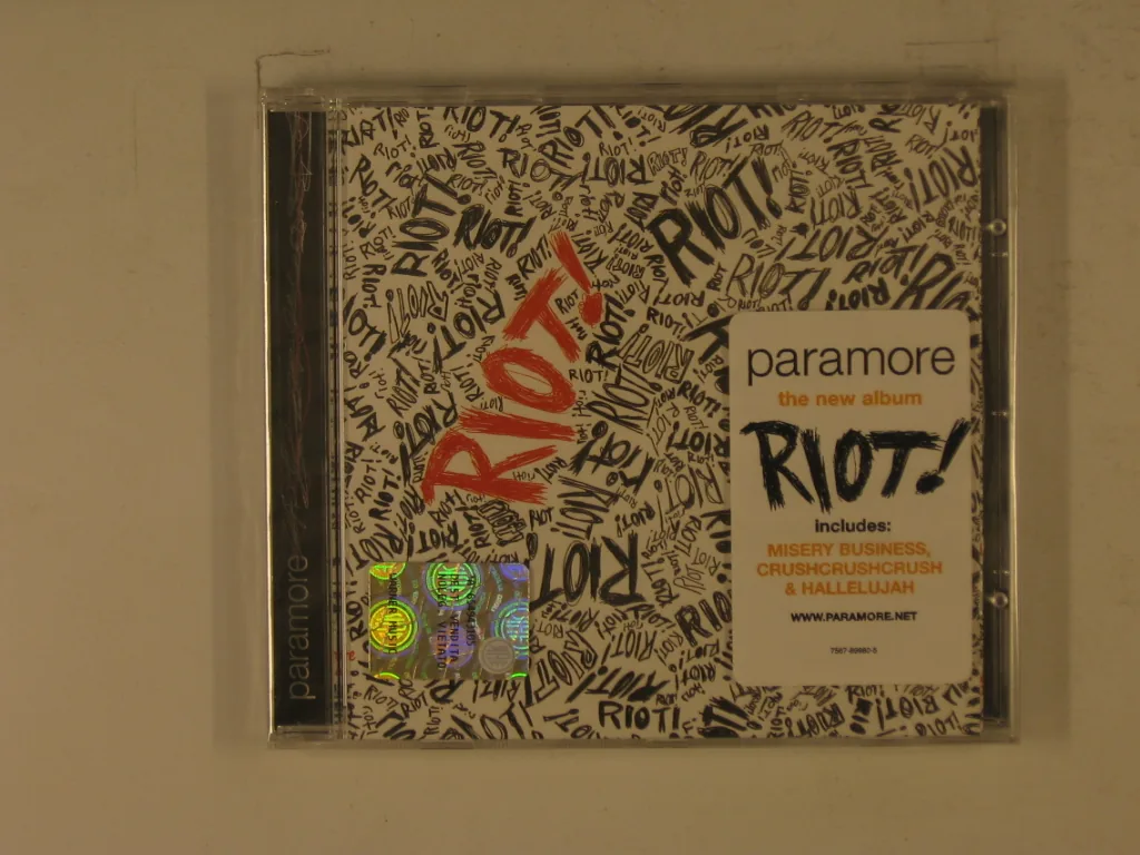 Copertina di Riot!