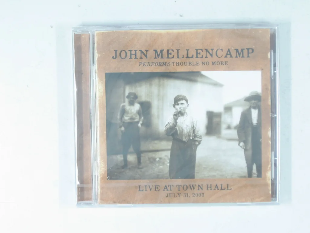 Copertina di Performs Trouble No More - Live At Town Hall