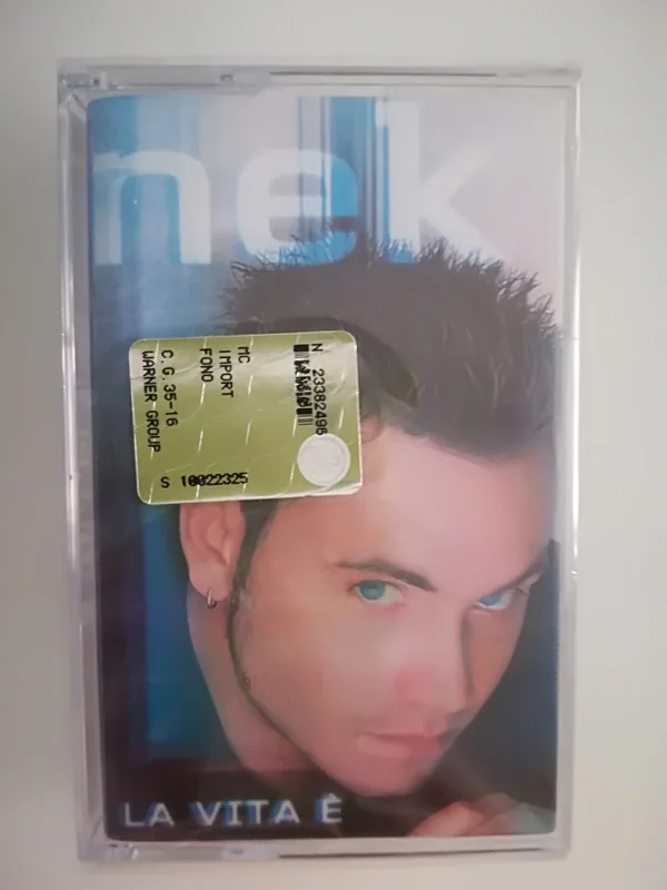 Copertina di La Vita É