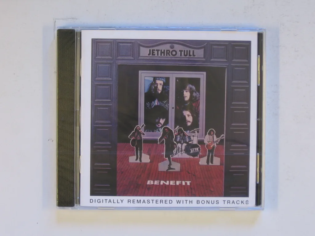Copertina di Benefit