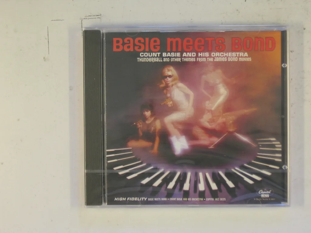 Copertina di Basie Meets Bond