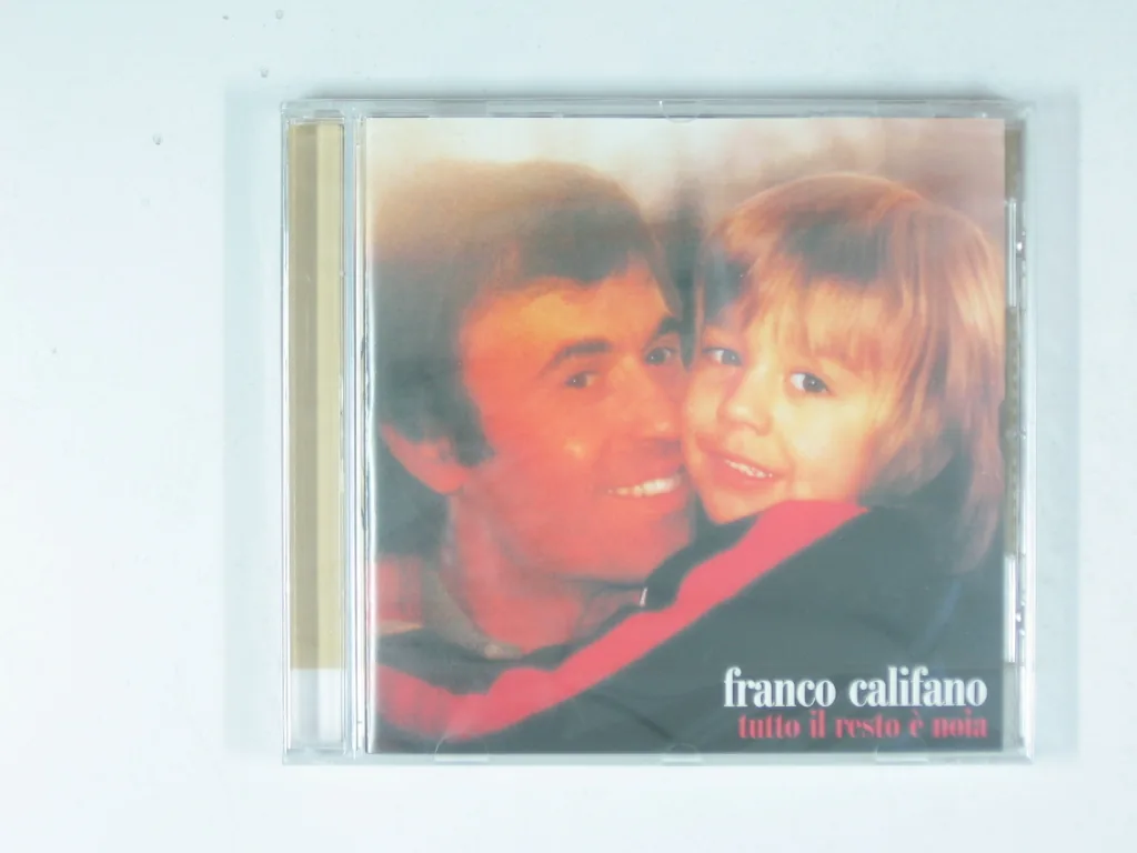 Copertina di Tutto Il Resto È Noia