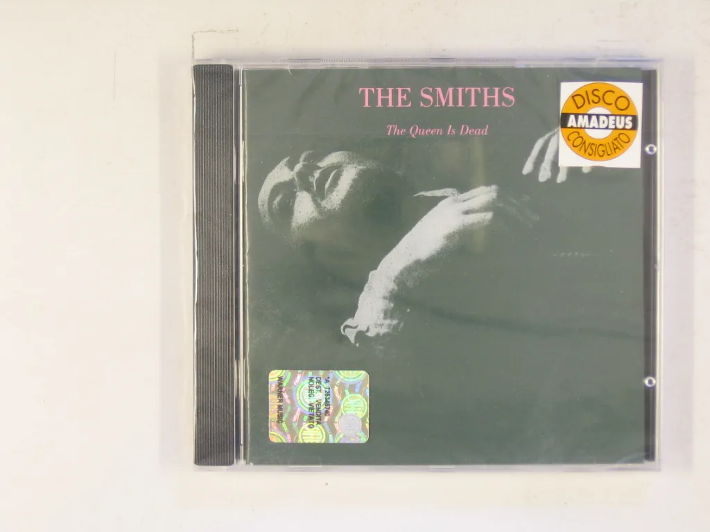 Copertina di The Queen Is Dead