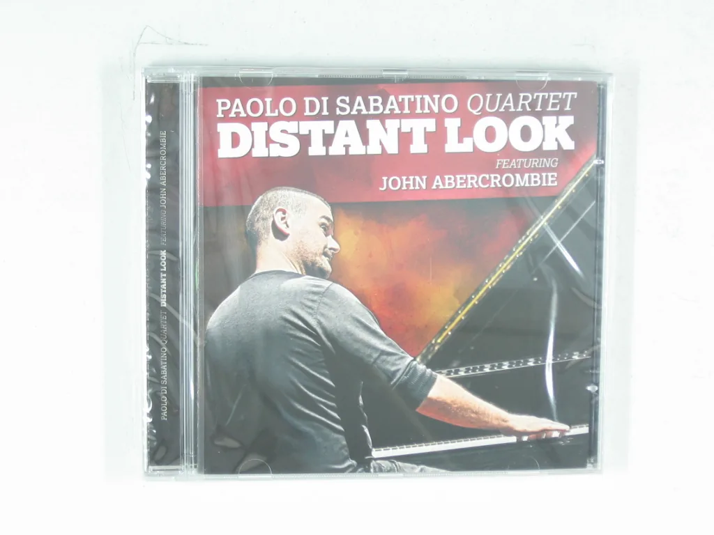 Copertina di Distant Look