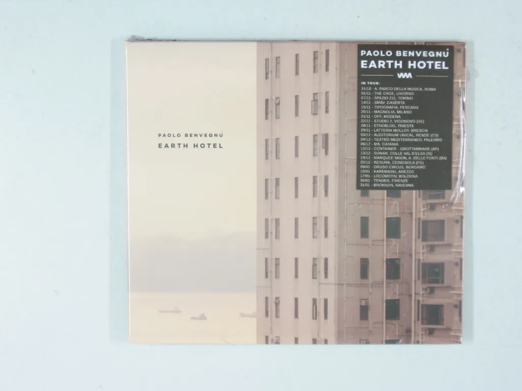 Copertina di Earth Hotel
