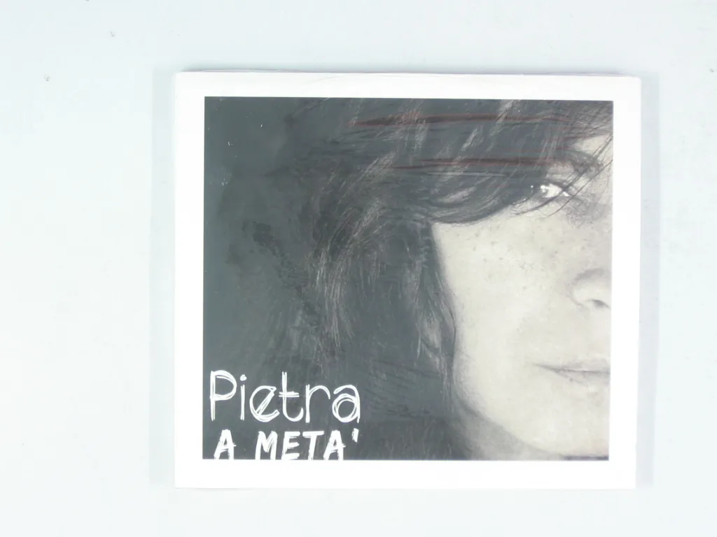 Copertina di Nera A Metà