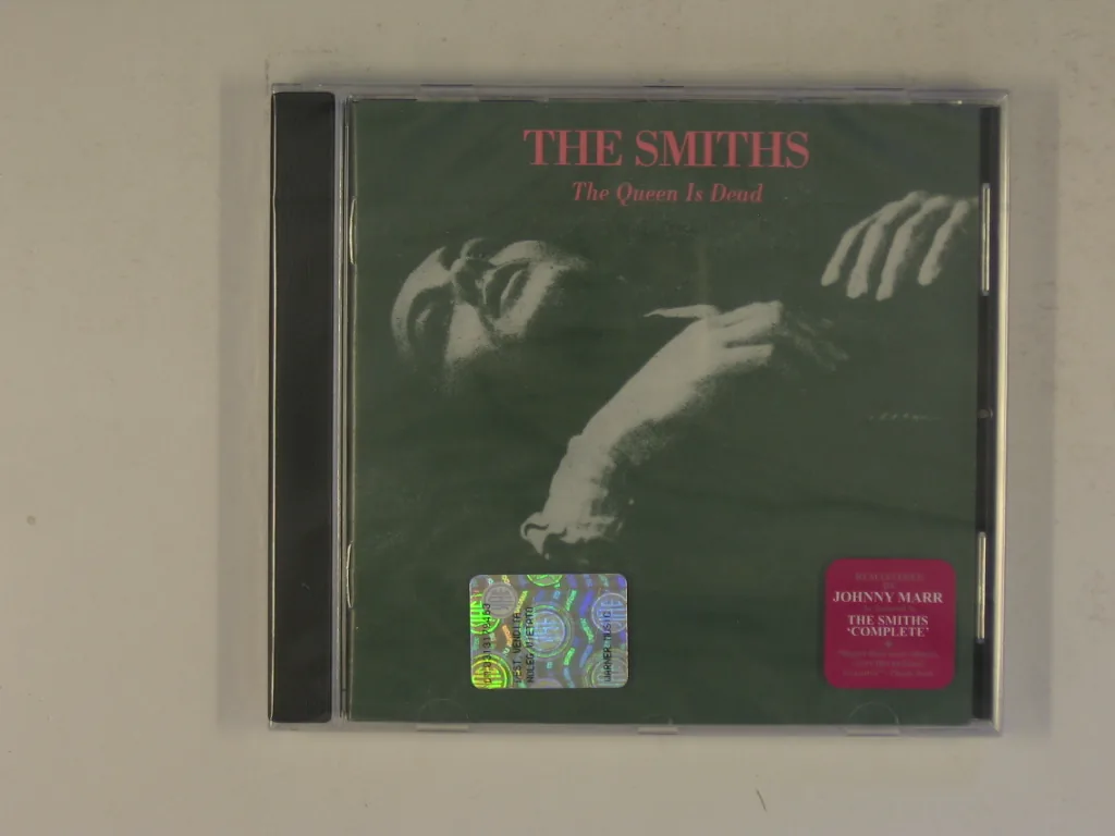 Copertina di The Queen Is Dead
