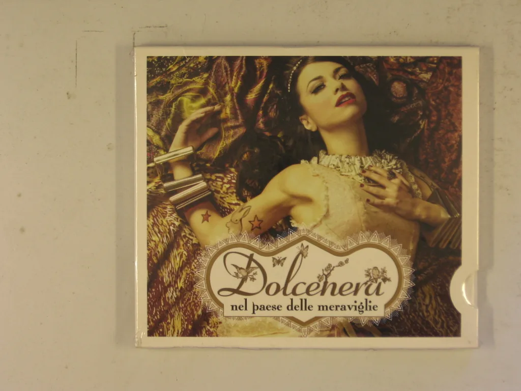 Copertina di Nel Paese Delle Meraviglie